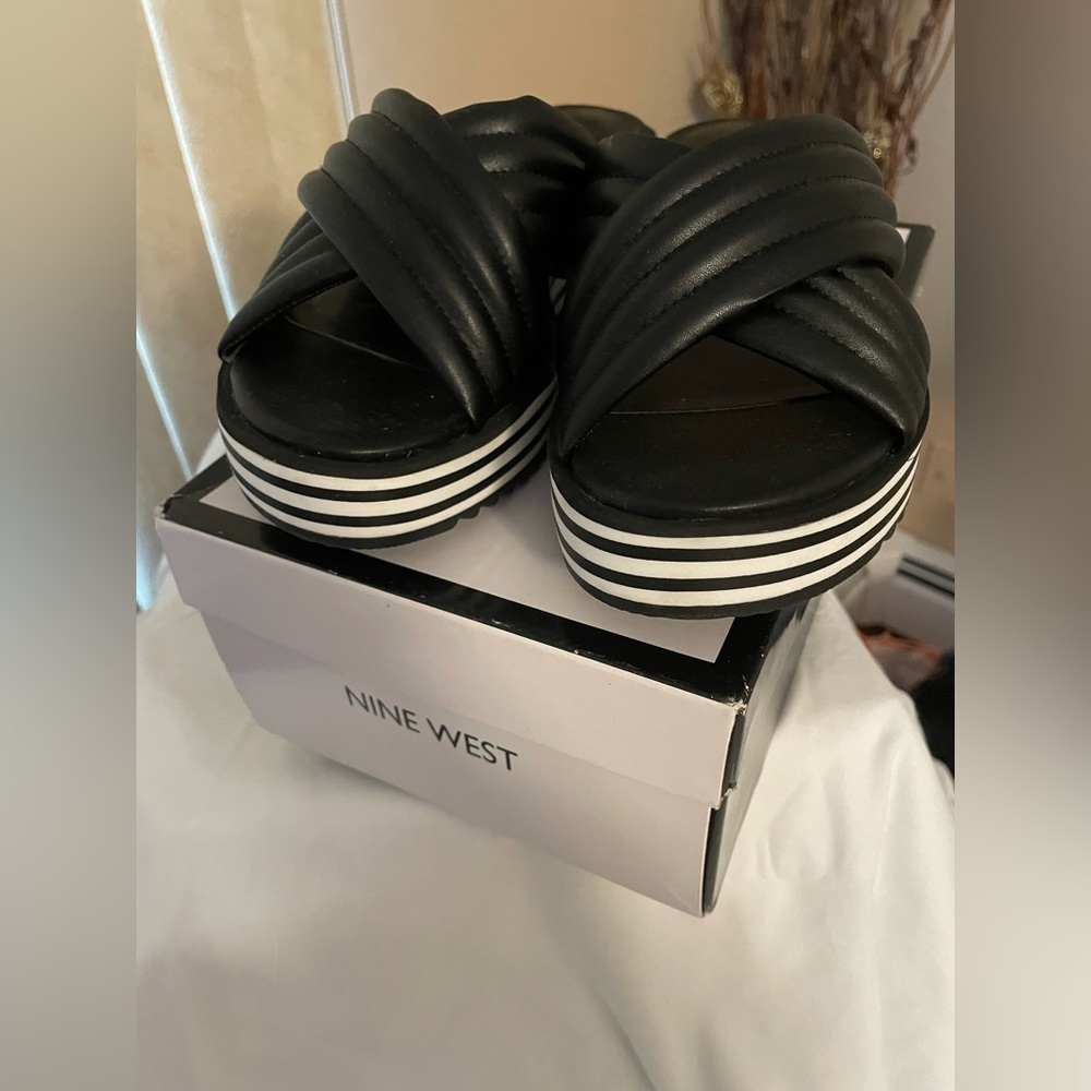 NEW IN BOX WOMANS NINE WEST LOW WEDGE SANDAL SIZE 8.5
